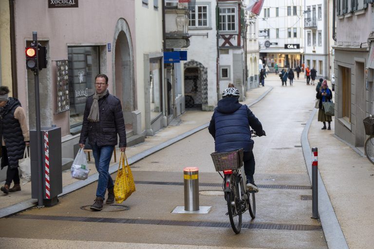 Rasende Radfahrer und E-Scooter in der Kirchstraße Wir treffen uns an der Ecke Schlossbergstraße/Thalbachgasse mit Anrainern Herbert Kristavcnik und Günther Vogel