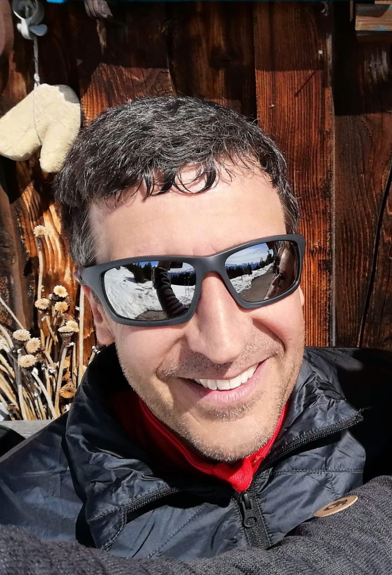 Stefan genießt die warmen Sonnenstrahlen auf seinem Gesicht.