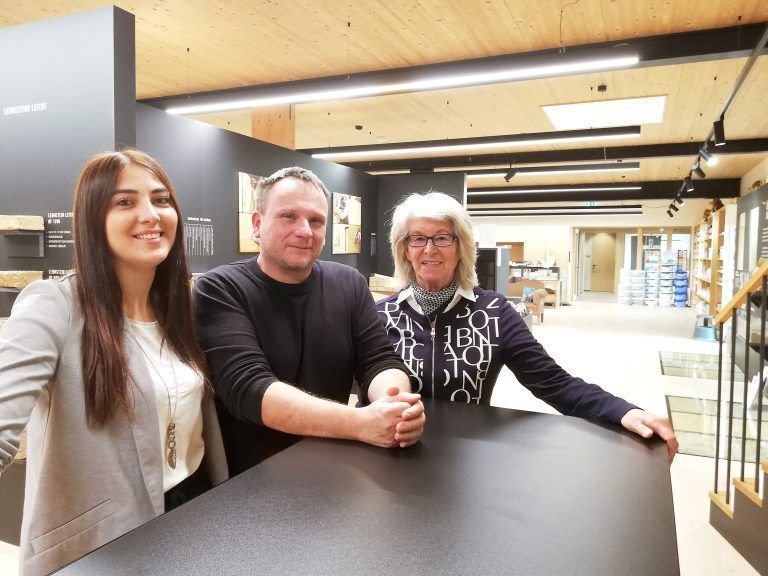 Die PÖZ-Gesellschafter Sigrid Peter (r.), Alexander und Jessica Loretter haben sich entschlossen, das etablierte Unternehmen in einer boomenden Zeit für Öko-Baustoffe zu veräußern. <span class="copyright">FA</span>