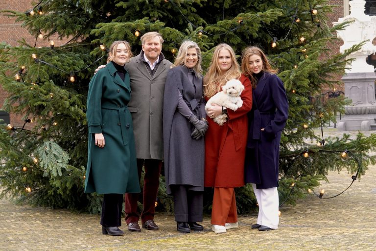 Im Dezember posierten König Willem-Alexander, Königin Máxima und die drei Prinzessinnen Amalia, Alexia und Ariane mit Pudel Mambo vor dem Palast in Den Haag. <span class="copyright">RVD</span>