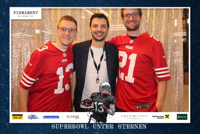 Bereits im vergangenen Jahr verfolgte Christoph Schweiger (l.) den Super Bowl im Firmament, in der Mitte Vertriebsleiter Claudio Fattoruso. <span class="copyright">Firmament</span>