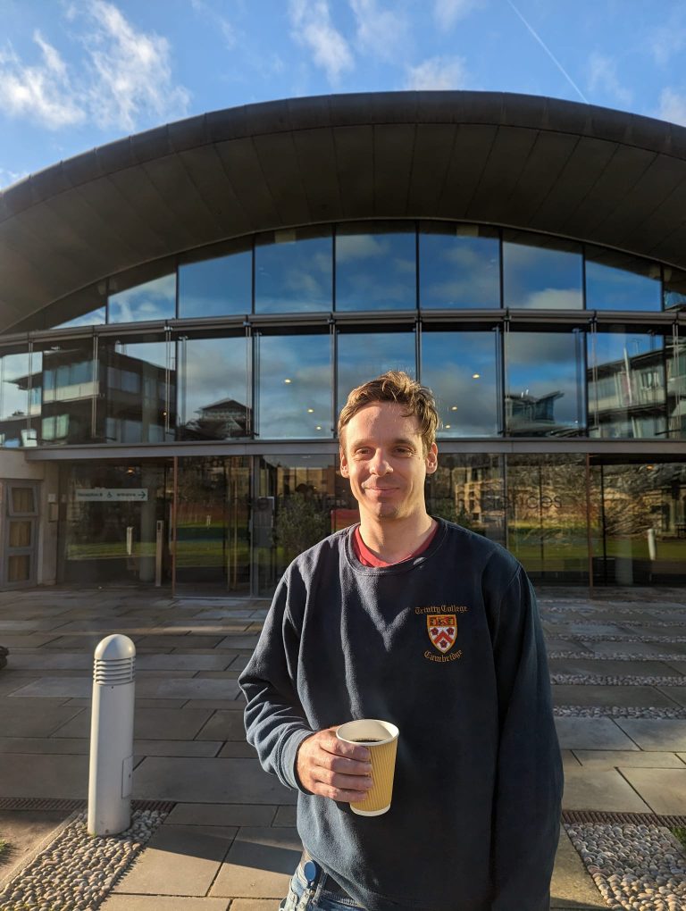 Schwab vor dem Centre for Mathematical Sciences in Cambridge. <span class="copyright">Schwab</span>
