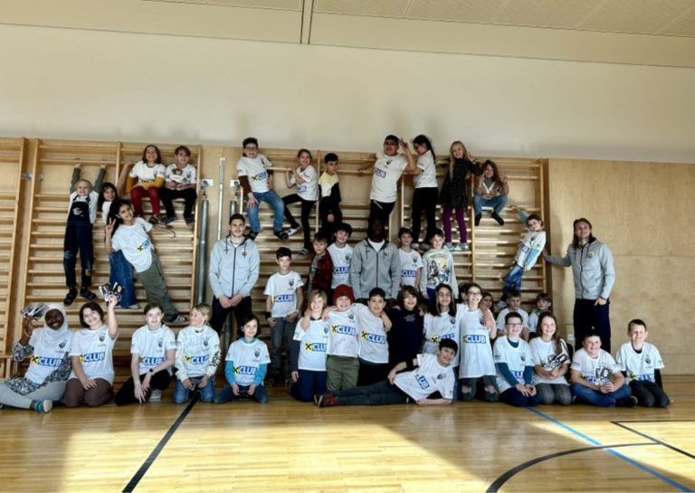 Die Röthner Volksschüler freuten sich über den Besuch der SCR Altach-Spieler. <span class="copyright">Privat</span>
