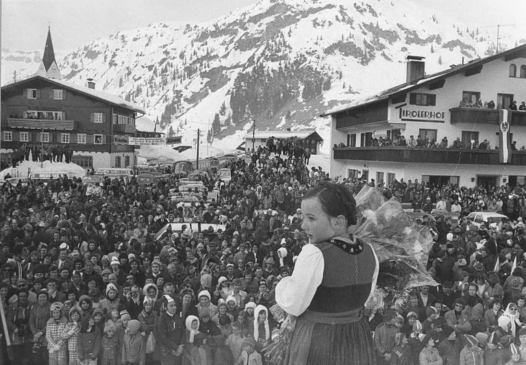 Mehr als 15.000 Zuschauer beim Rennen – Tausende davon blieben bis zur Siegerehrung auf dem Dorfplatz und machten dann die Nacht zum (Feier-)Tag.