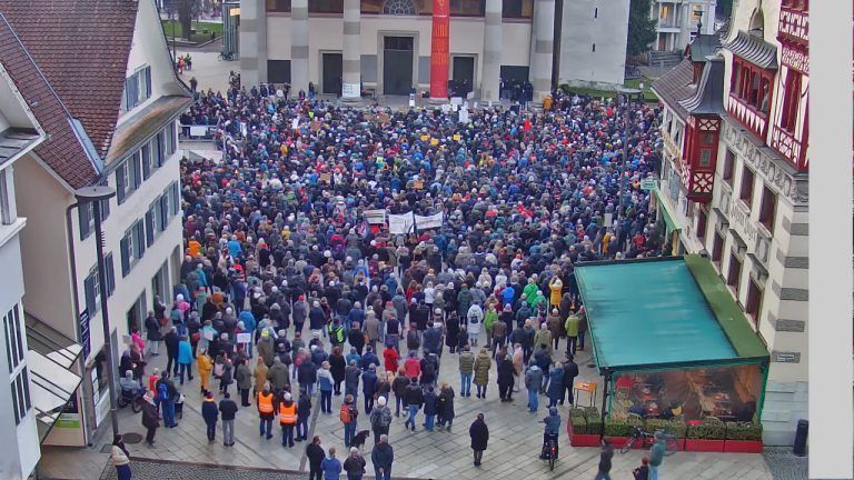 Demonstration für Menschenrechte und Demokratie am Dornbirner Marktplatz.<span class="copyright"> webcam</span>