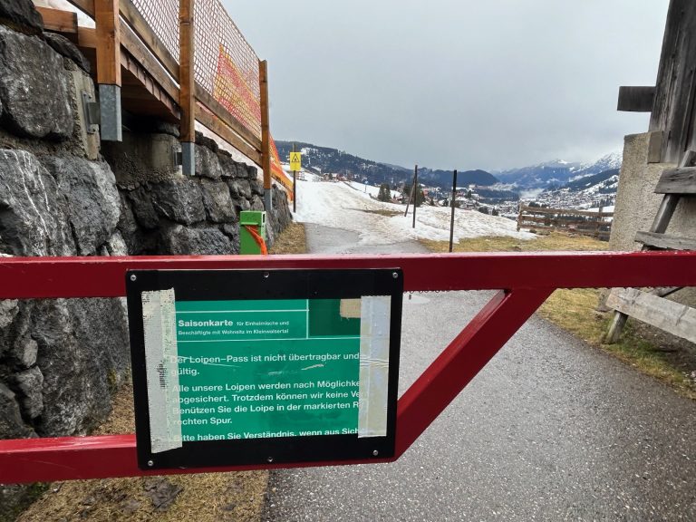 Per Bescheid gesperrt: Etwa hundert Meter vor dem Haus der Felders ist Schluss. Halten oder parken dürfen sie hier aber auch nicht, sie müssen einen Ein-Kilometer-Fußmarsch auf sich nehmen. <span class="copyright">VN/Gasser</span>