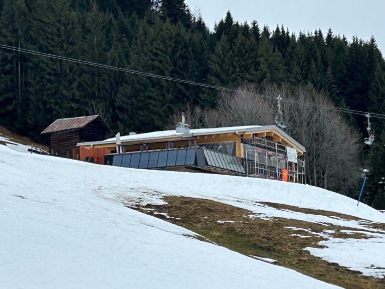 Das Wohnhaus wird aktuell saniert. Handwerker kommen nur schwer oder gar nicht zur Baustelle. <span class="copyright">VN/Gasser</span>