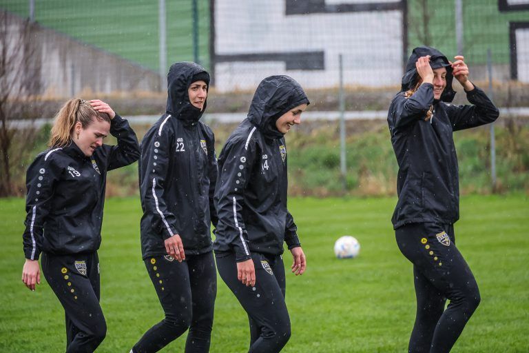 Frauenfu§ball, Bilder von der Mannschaft im Hinblick auf das erste Spiel am Sonntag