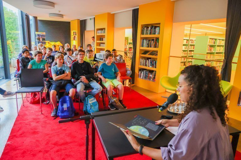 Buch am Bach 2023; 12. Buch am Bach; 12. VN-Kinder- und Jugendbuchmesse, Bilder von den drei Lesungen, von den Kindern und der Führung in der Bibliothek der Arbeiterkammer Feldkirch