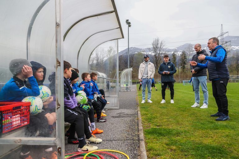 FC Nenzing, Nachwuchscamp, Altach-Spieler im Training mit den jungen Nachwuchsfu§ballern, ein paar nette Motive