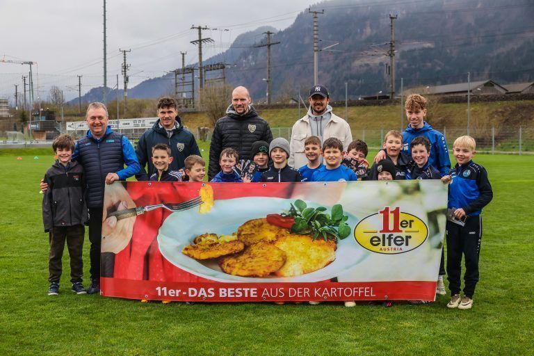 FC Nenzing, Nachwuchscamp, Altach-Spieler im Training mit den jungen Nachwuchsfu§ballern, ein paar nette Motive