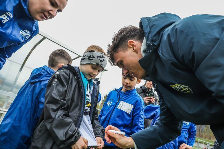 FC Nenzing, Nachwuchscamp, Altach-Spieler im Training mit den jungen Nachwuchsfu§ballern, ein paar nette Motive