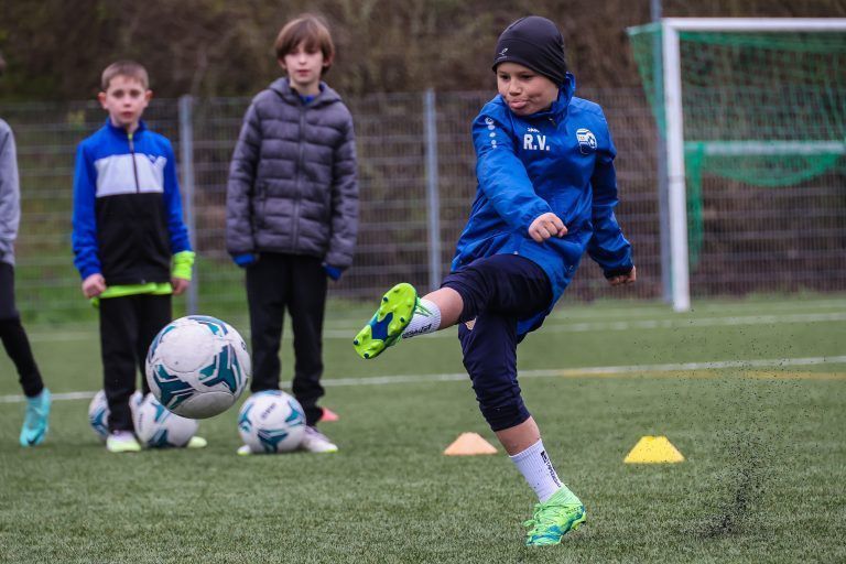 FC Nenzing, Nachwuchscamp, Altach-Spieler im Training mit den jungen Nachwuchsfu§ballern, ein paar nette Motive