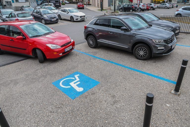 Behindertenparkpltze – und keiner hlt sich daran, Geschichte ber Behindertenparkpltze. Auch wenn dort nur mit speziellem Nachweis geparkt werden darf, gibt es keine Mglichkeit Falschparker zu bestrafen. Polizei ist machtlos. Wir treffen uns mit lteren Herrschaften, die davon betroffen sind.
