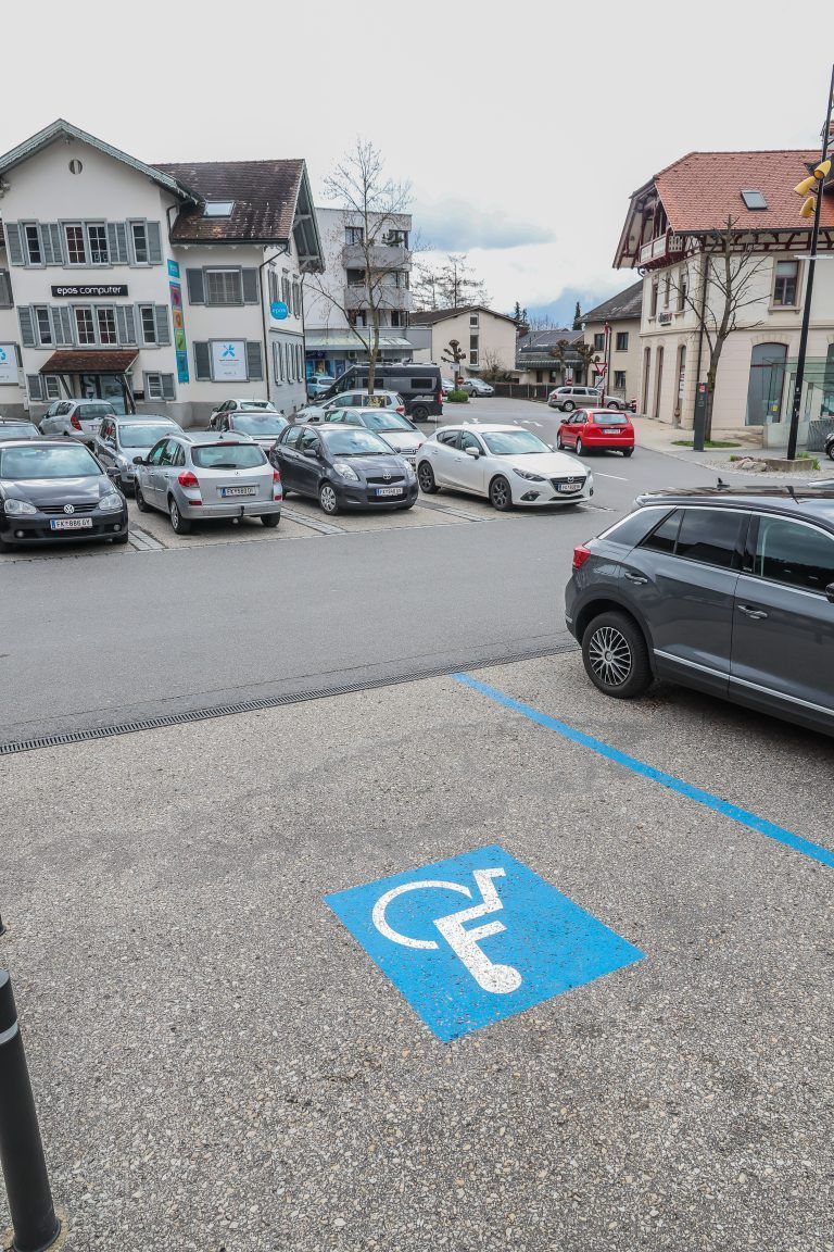 Behindertenparkpltze – und keiner hlt sich daran, Geschichte ber Behindertenparkpltze. Auch wenn dort nur mit speziellem Nachweis geparkt werden darf, gibt es keine Mglichkeit Falschparker zu bestrafen. Polizei ist machtlos. Wir treffen uns mit lteren Herrschaften, die davon betroffen sind.