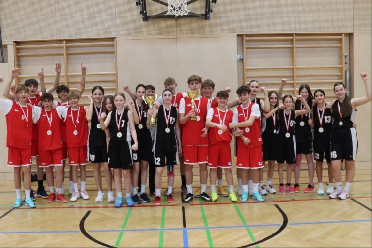 Die Mädchen und Burschen der SMS Rankweil-West sind Landesmeister im Basketball. - © Knobel