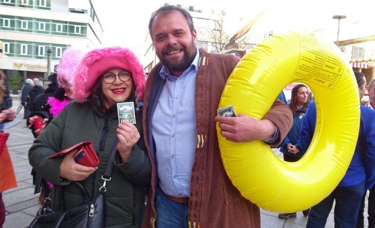 Stadtrat Markus Fäßler brachte seine Tickets mit viel Charme an die Frau. - Von der Bürgermeisterin zur Bademeisterin befördert - Stadtratsabsetzung Fasching