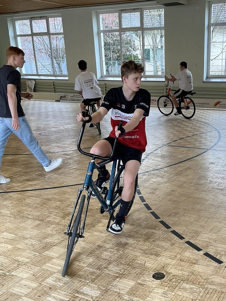 Leon Ofner im Spiel gegen Höchst. - Junge Radballtalente auf Überholspur - Erfolgreicher Saisonstart für den Radballnachwuchs aus Dornbirn.