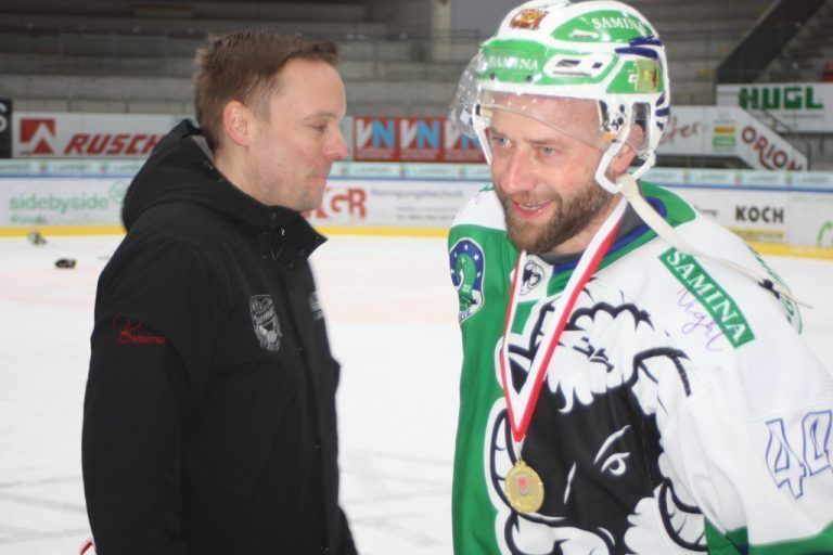 Spielertrainer Philipp Amann jubelt - HC Samina Rankweil neuer Champion
