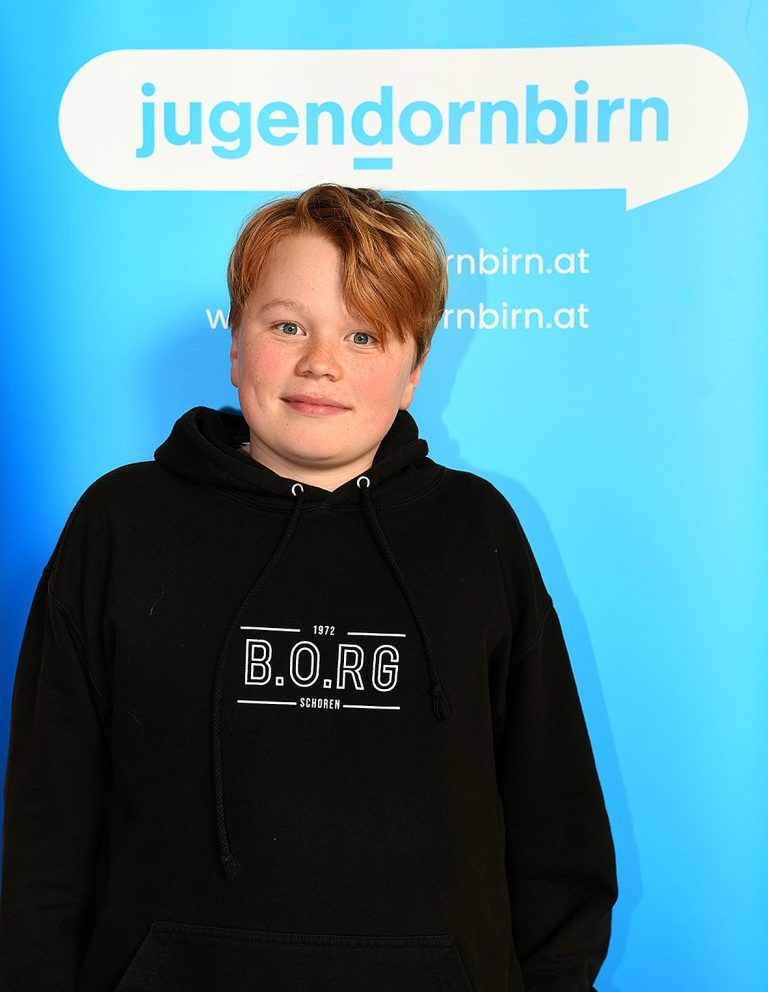Benedikt Moosbrugger, 12, Jahre BRG Schoren: Bei der Schülerfachtagung hat man mir gezeigt, wie ich mit Konflikten besser umgehen kann. Die Workshops waren besonders interessant. Ich kann jetzt sicher meinen Mitschülern besser bei Streitigkeiten im Klassenzimmer helfen und habe gelernt, wie ich Konflikte lösen kann, sodass sich beide Seiten danach wieder wohlfühlen. - Jugendliche gestalten miteinander die Zukunft - Schülerfachtagung 2024