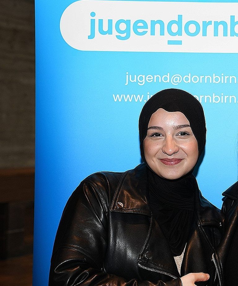 Inzhil Isaeva, 18 Jahre, HTL Dornbirn: Ich fand es sehr spannend. Besonders der erste Workshop über Rhetorik bei schwerwiegenden Fragen war interessant. Durch die Workshops konnten wir verschiedene Schulalltagssituationen durch Rollenspiele aufklären, wie zum Beispiel, wenn die Lehrperson den Schularbeiten Stoff zu spät austeilt oder wie sich gemobbte Schüler bei der Lehrperson melden können. - Jugendliche gestalten miteinander die Zukunft - Schülerfachtagung 2024