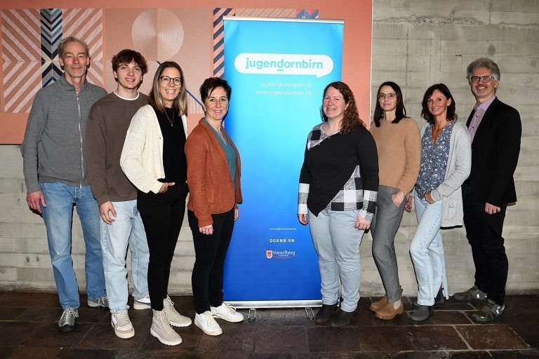 Ein engagiertes Team machte die Schülertagung möglich (v.l.n.r).: Hans Braun, Felix Schneider, Silvia Uzundal, Kerstin Lubetz, Nicole Böhler, Sylvia Kink-Ehe, Sabine Fulterer, Elmar Luger. - Jugendliche gestalten miteinander die Zukunft - Schülerfachtagung 2024