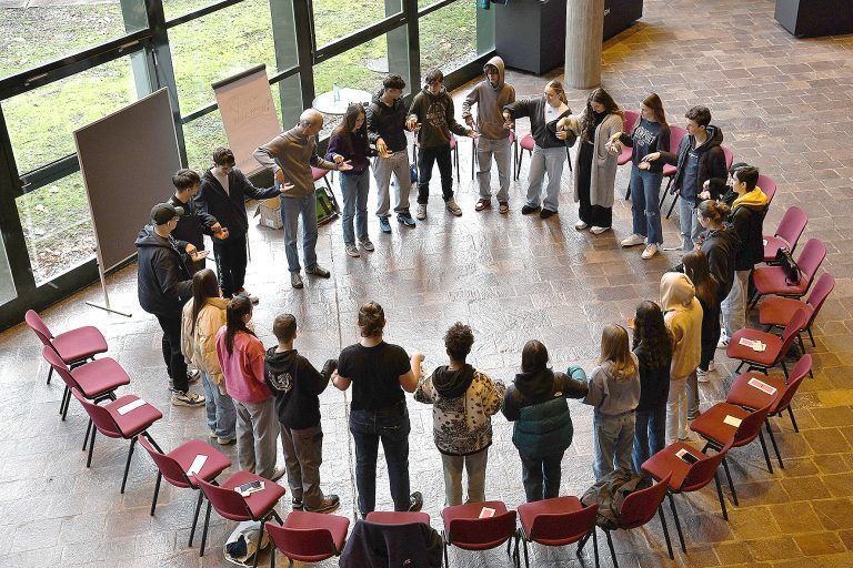 Bei der diesjährigen Schülerfachtagung lernten die Klassensprecher:innen wie man mit Konfliktsituationen umgeht. - Jugendliche gestalten miteinander die Zukunft - Schülerfachtagung 2024