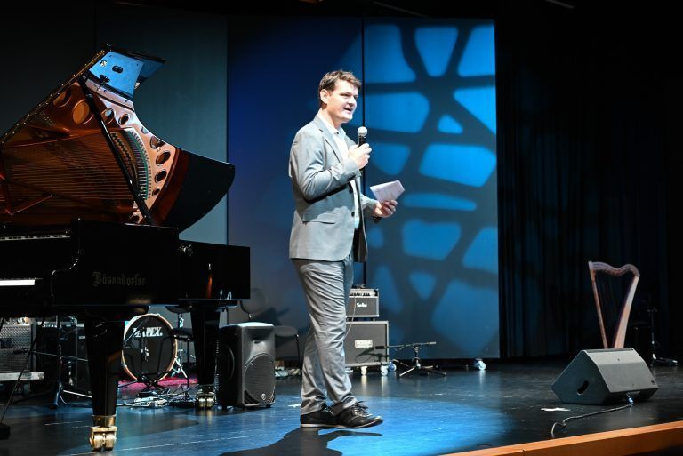 Musikschuldirektor Dietmar eröffente die feierliche Zeremonie. - Förderpreiswettbewerb erfreut sich großer Beliebtheit - Förderpreiswettbewerb erfreut sich großer Beliebtheit