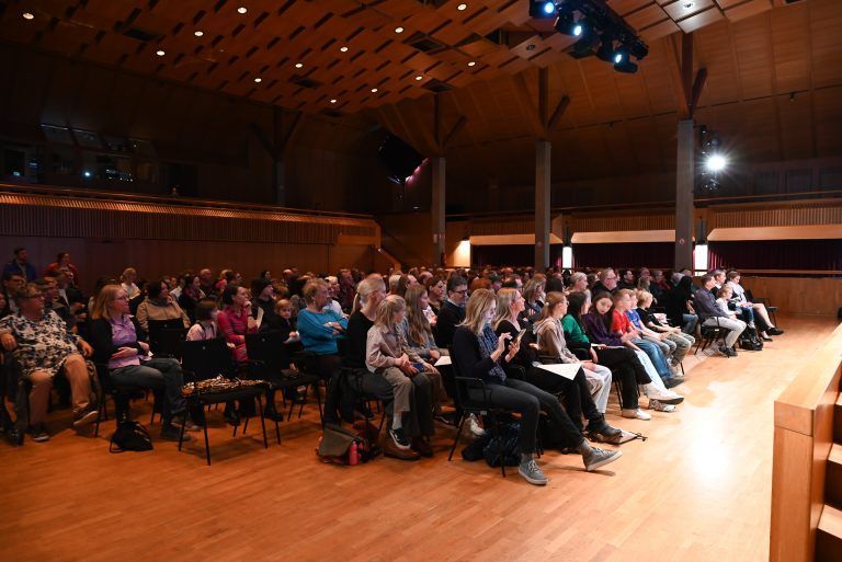 Eltern, Großeltern und Verwandte sind zur feierlichen Verleihung der jungen Musiktalente in den Reichshofsaal gekommen. - Förderpreiswettbewerb erfreut sich großer Beliebtheit - Förderpreiswettbewerb erfreut sich großer Beliebtheit