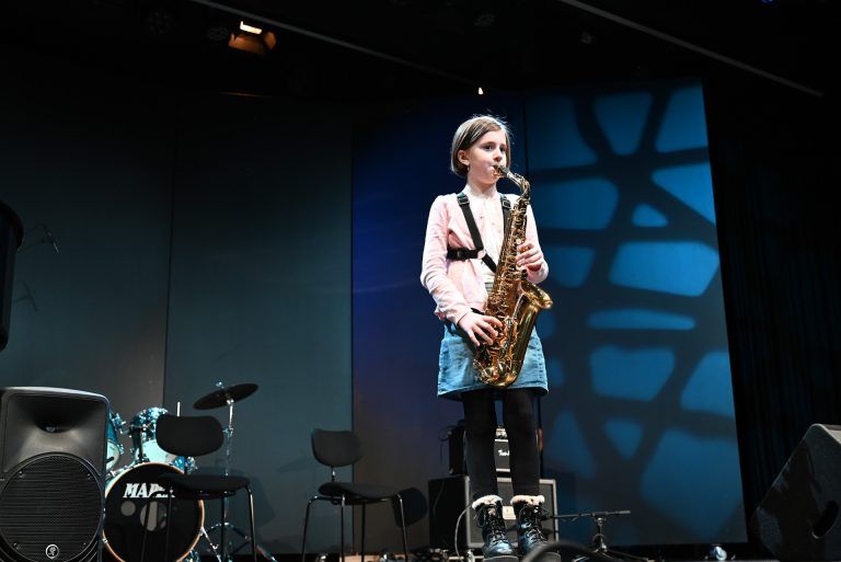 Elisa Grabher spielte auf dem Saxophon. - Förderpreiswettbewerb erfreut sich großer Beliebtheit - Förderpreiswettbewerb erfreut sich großer Beliebtheit