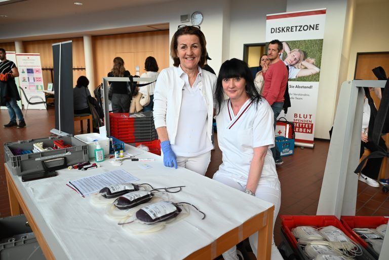 Margit Skamletz und Nadine Breitung nahmen die Blutkonserven entgegen. - Leben retten mit Blutspende - Leben retten mit Blutspende
