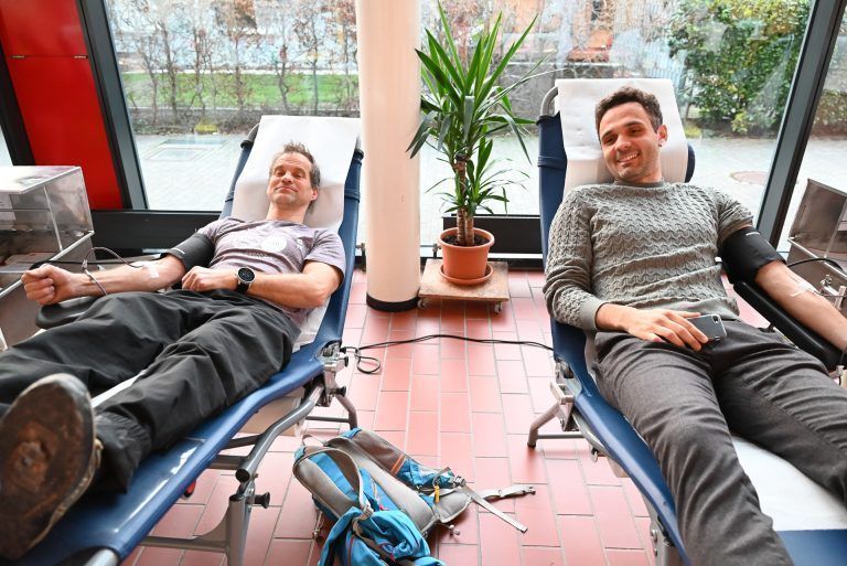 Für Werner Pinter (links) und Marko Marĉeta (rechts) ist es ganz selbstverständlich, dass sie Blut spenden. - Leben retten mit Blutspende - Leben retten mit Blutspende