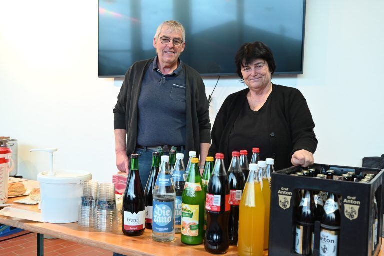 Helmut und Eva Hagen verpflegten die Spender mit Essen und Getränken. - Leben retten mit Blutspende - Leben retten mit Blutspende