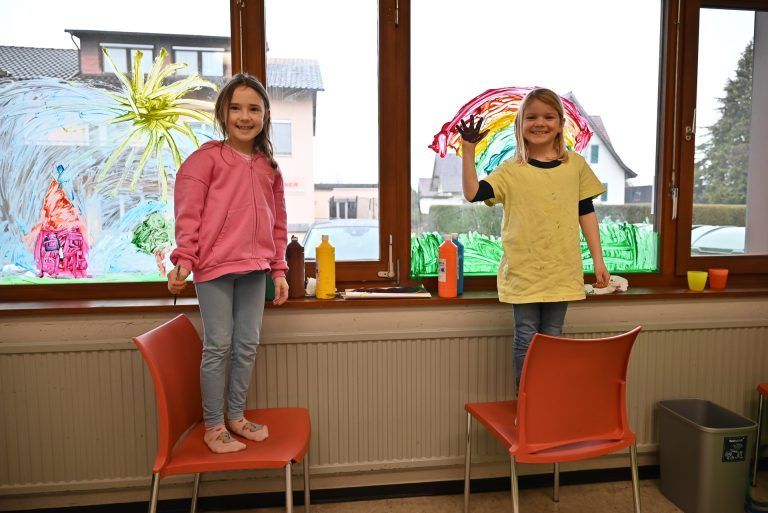 Auch die Fensterscheiben durften verschönert werden. Lia und Nele hatten sichtlich Spaß daran. - Schüler bemalen ihre Schule - Schüler bemalen ihre Schule