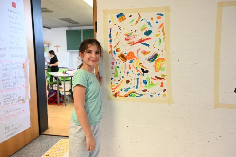 Tuana mit ihrem Kunstwerk. - Schüler bemalen ihre Schule - Schüler bemalen ihre Schule