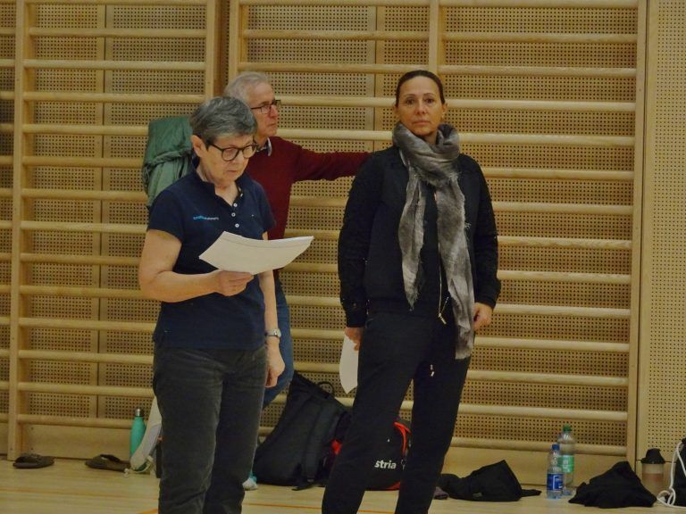 Christine Hefel von der Dance Art School (re.) hat gemeinsam mit dem Tanzhaus die Choreografie entwickelt. - Ein Projekt, das Musik, Tanz und Menschen verbindet - Tanzhaus Hohenems Kooperation mit Oratorienchor Wangen