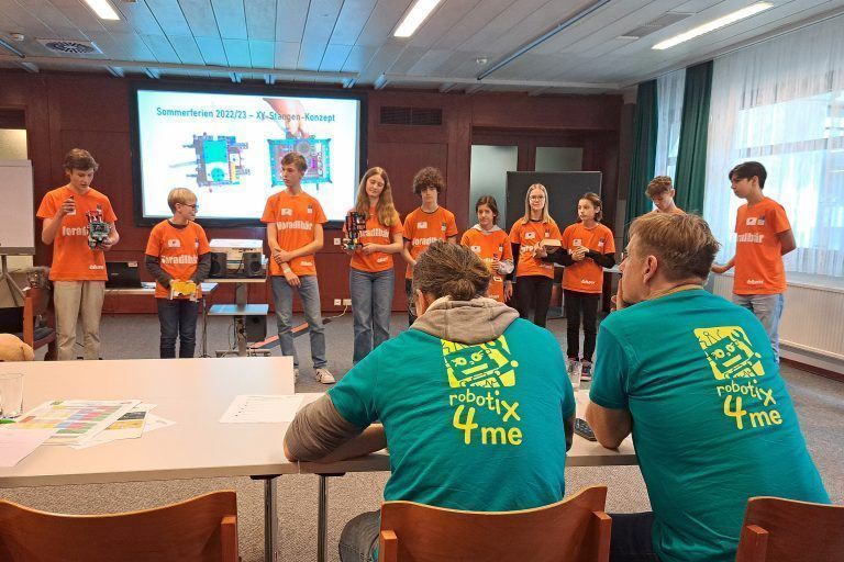 Die Schüler präsentierten ihr Robot-Design vor der Jury. - First Lego League BG Dornbirn