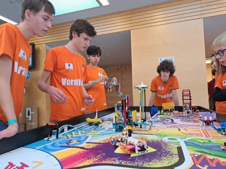 Alle Teams hatten den gleichen Spieltisch mit den gleichen Aufgaben. - First Lego League BG Dornbirn