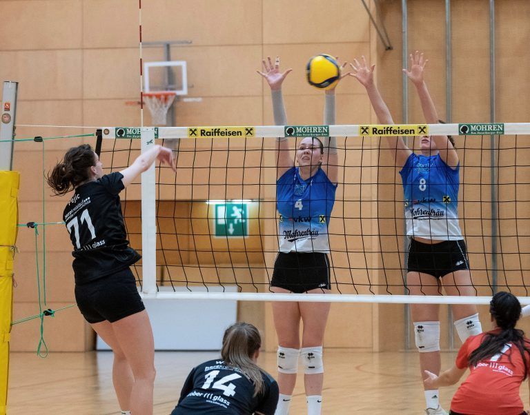 Angelina Gstach und Lelia Fitz in Aktion. - Dornbirns Volleyball-Damen wollen Erfolgsstory fortsetzten - Die U20-Frauen des VC Dornbirn vertreten Vorarlberg bei den nationalen Meisterschaften in Egg.