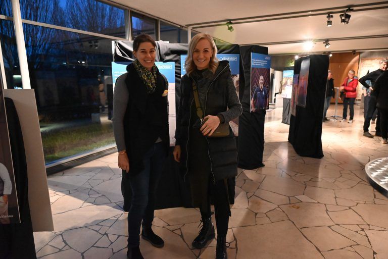 Nadine Peschl (ÖVP) und Ingrid Hofer (Teddy Eddy) waren bei der Eröffnung dabei. - Lustenau positioniert sich gegen häusliche Gewalt - Lustenau positioniert sich gegen häusliche Gewalt