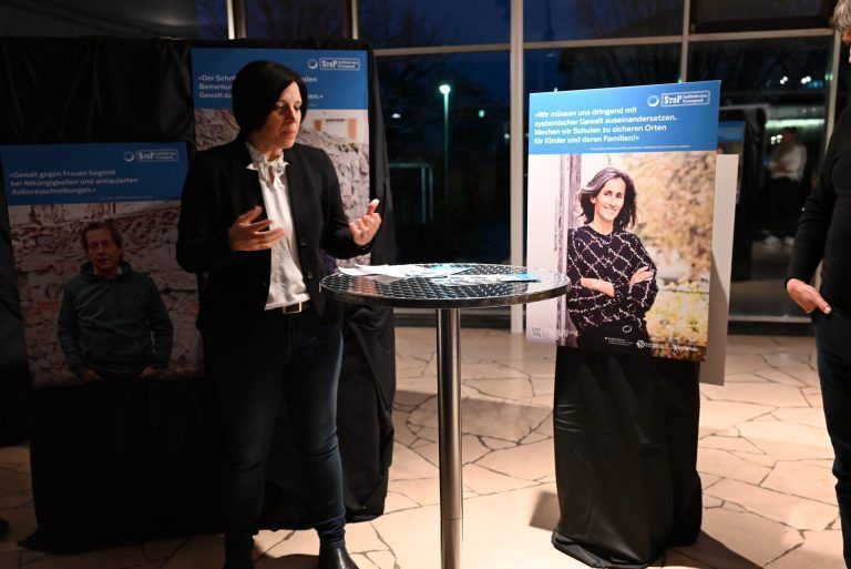 Evi Mairer führte in die Ausstellung ein und nannte ein paar Fakten. - Lustenau positioniert sich gegen häusliche Gewalt - Lustenau positioniert sich gegen häusliche Gewalt