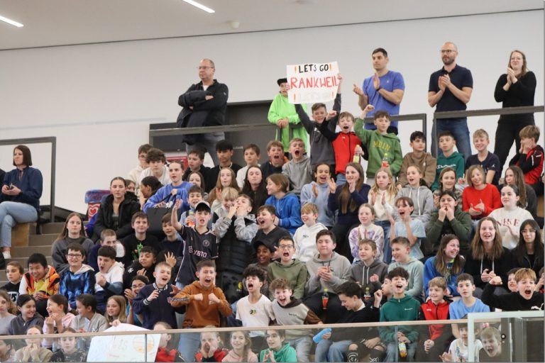 Volle Mittelschulturnhalle