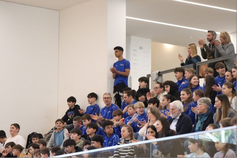 Volle Mittelschulturnhalle