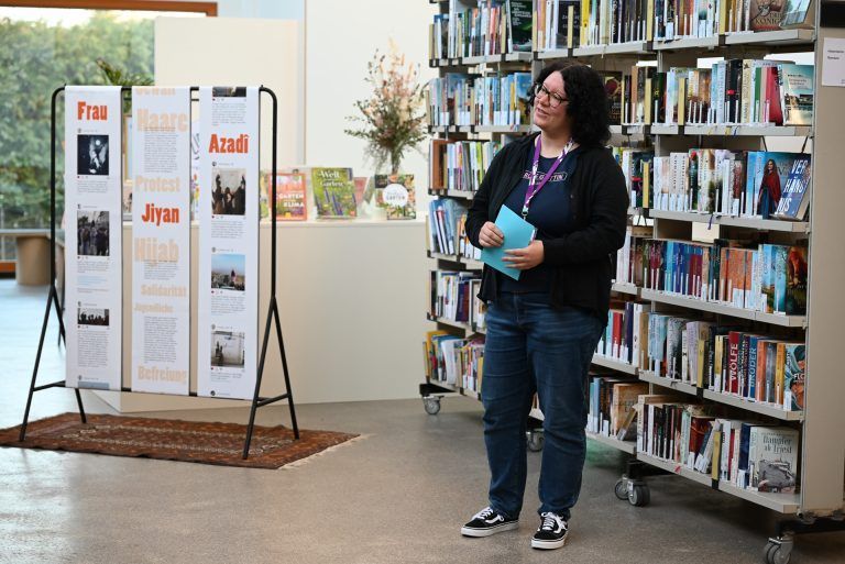 Jasmine Etter von der Bibliothek eröffnete die Ausstellung. - Schönheitsideale erzeugen Druck - Schönheitsideale erzeugen Druck