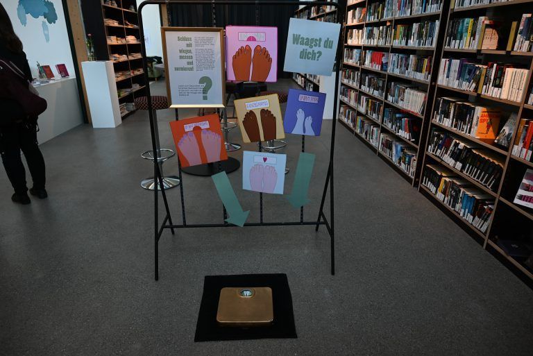 Themen wie Schönheitsideale, Körpervielfalt, Gesundheit und Gewicht, soziale Medien, Fast Fashion, Geschlechterstereotype sowie Menschenrechte werden unter anderem thematisiert. - Schönheitsideale erzeugen Druck - Schönheitsideale erzeugen Druck