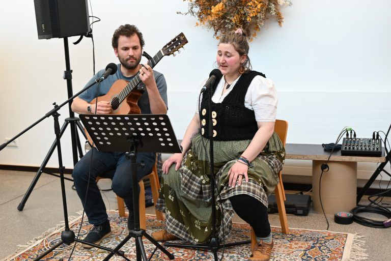 Musikalisch wurde die Eröffnung von der Gruppe "Elefantenfeder" umrahmt. - Schönheitsideale erzeugen Druck - Schönheitsideale erzeugen Druck