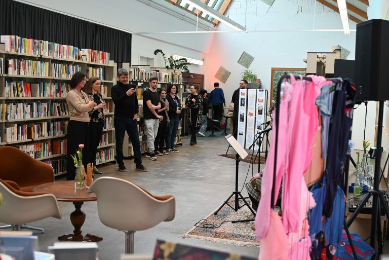 Interessiert verfolgten die Gäste die Ausstellungseröffnung. - Schönheitsideale erzeugen Druck - Schönheitsideale erzeugen Druck