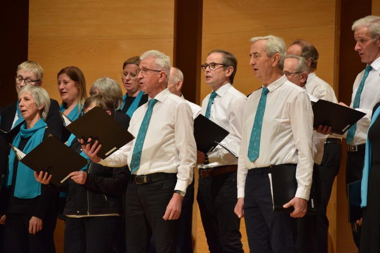 Mit Leidenschaft präsentierte der Kirchenchor Lingenau sein Programm. - Chorfenster 2024 in Schwarzenberg