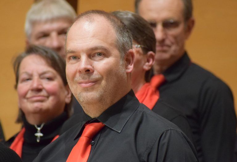 Chorleiter Mathias Wachter präsentierte zwei Eigenkompositionen. - Chorfenster 2024 in Schwarzenberg