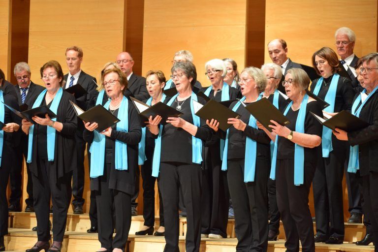 Begeisterte Sängerinnen und Sänger beim Chor St. Martin Alberschwende. - Chorfenster 2024 in Schwarzenberg